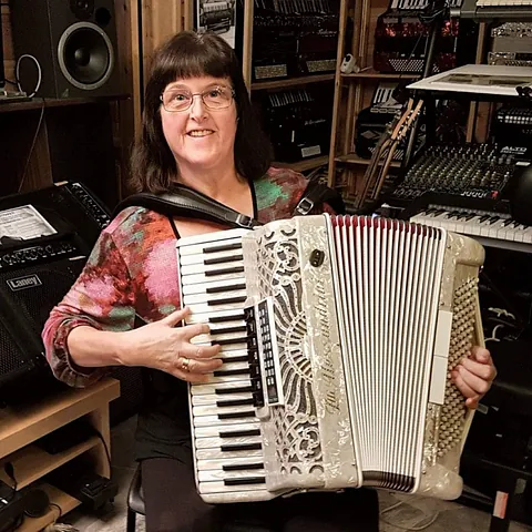 Eva Haugland med et trekkspill